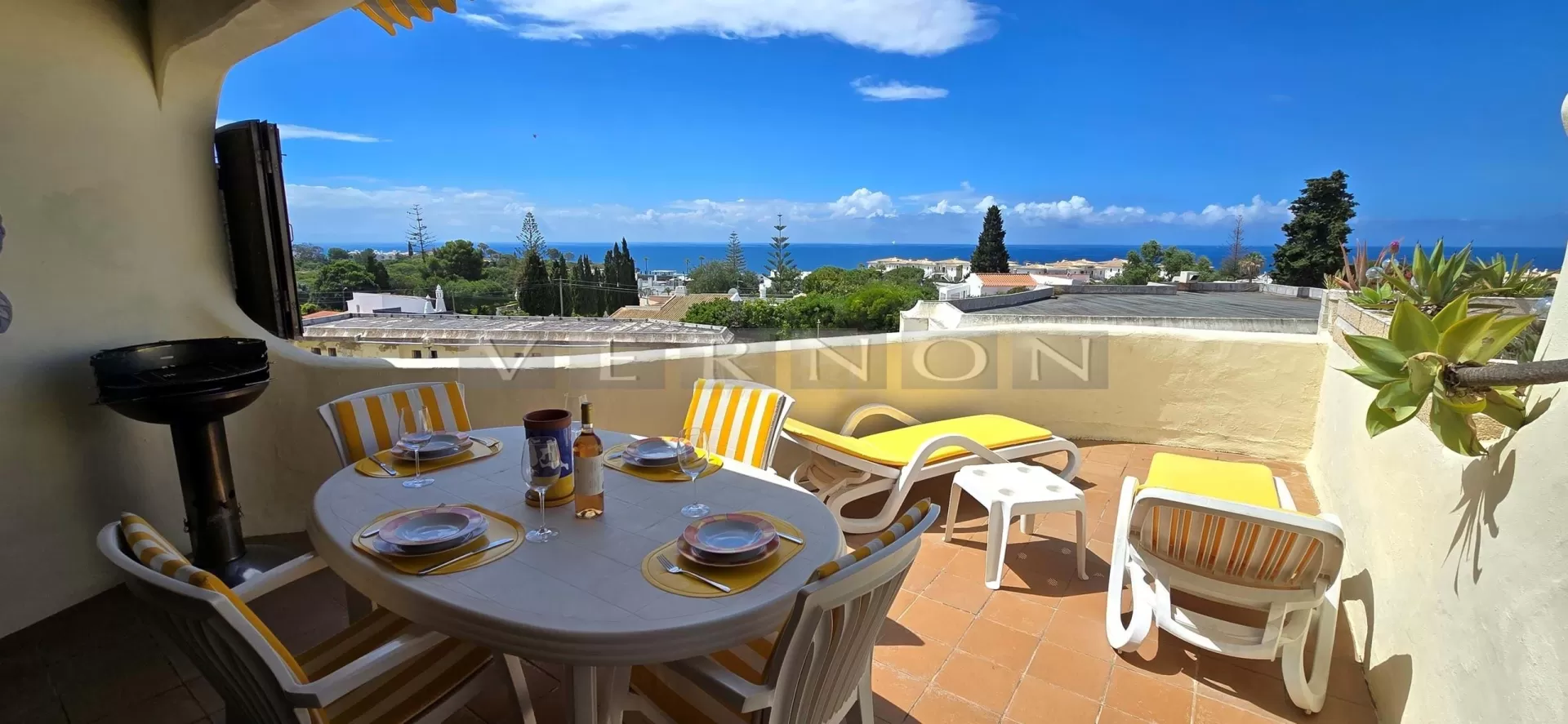 Algarve, Apartamento T2 semi-renovado com vista mar e estacionamento comum, para venda em Carvoeiro, perto da praia e comércio 