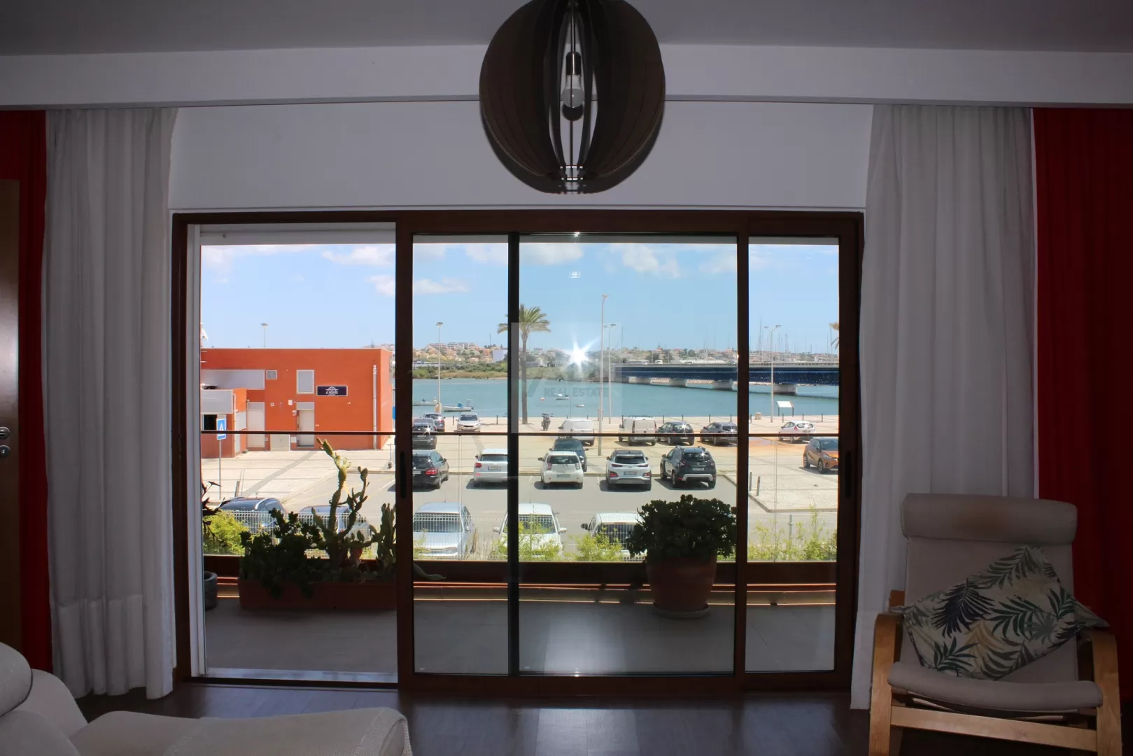 Apartamento moderno T3 com piscina e vista rio em Portimão