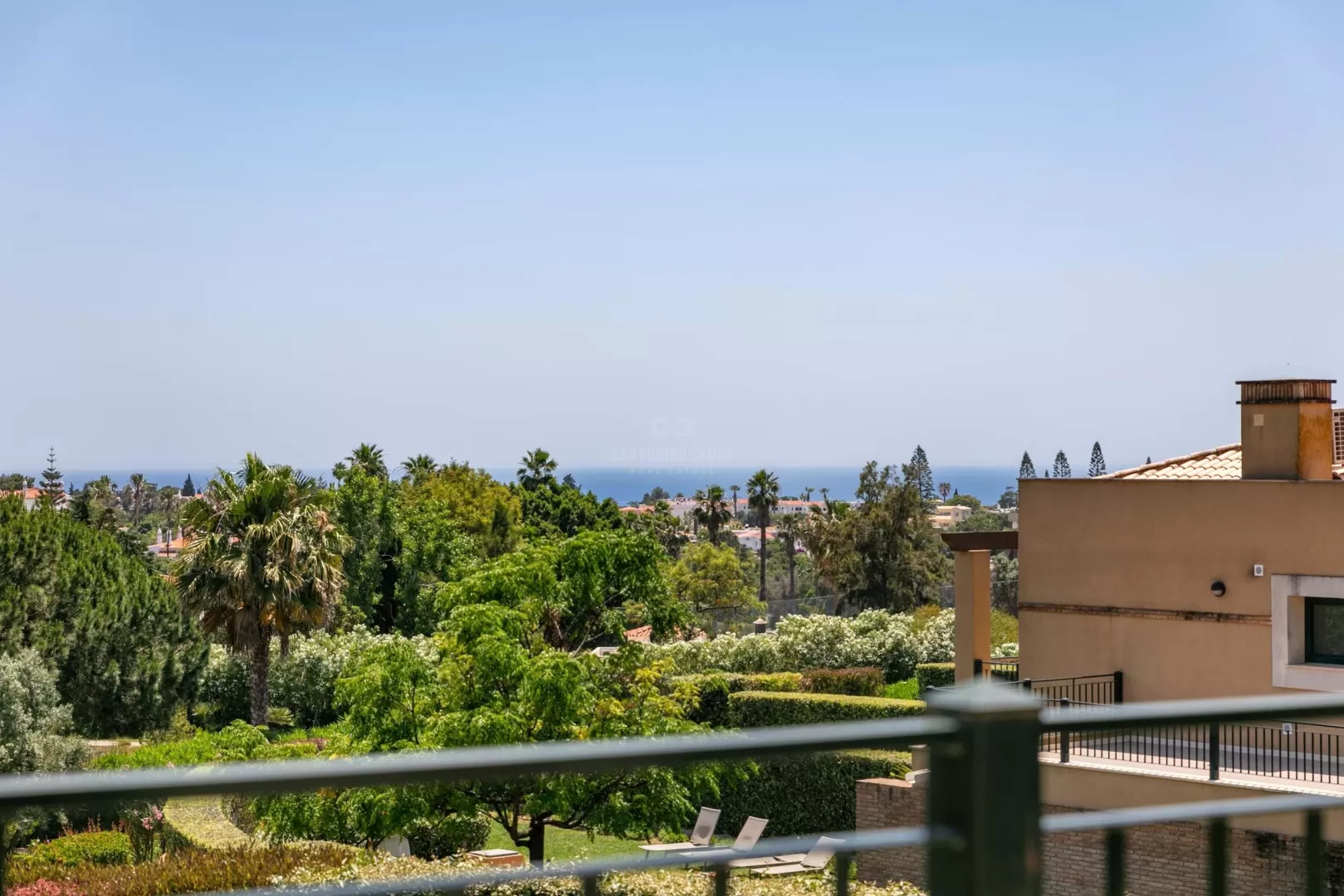Excelente moradia em banda de 2 quartos com vista mar, piscina privada e jardim 