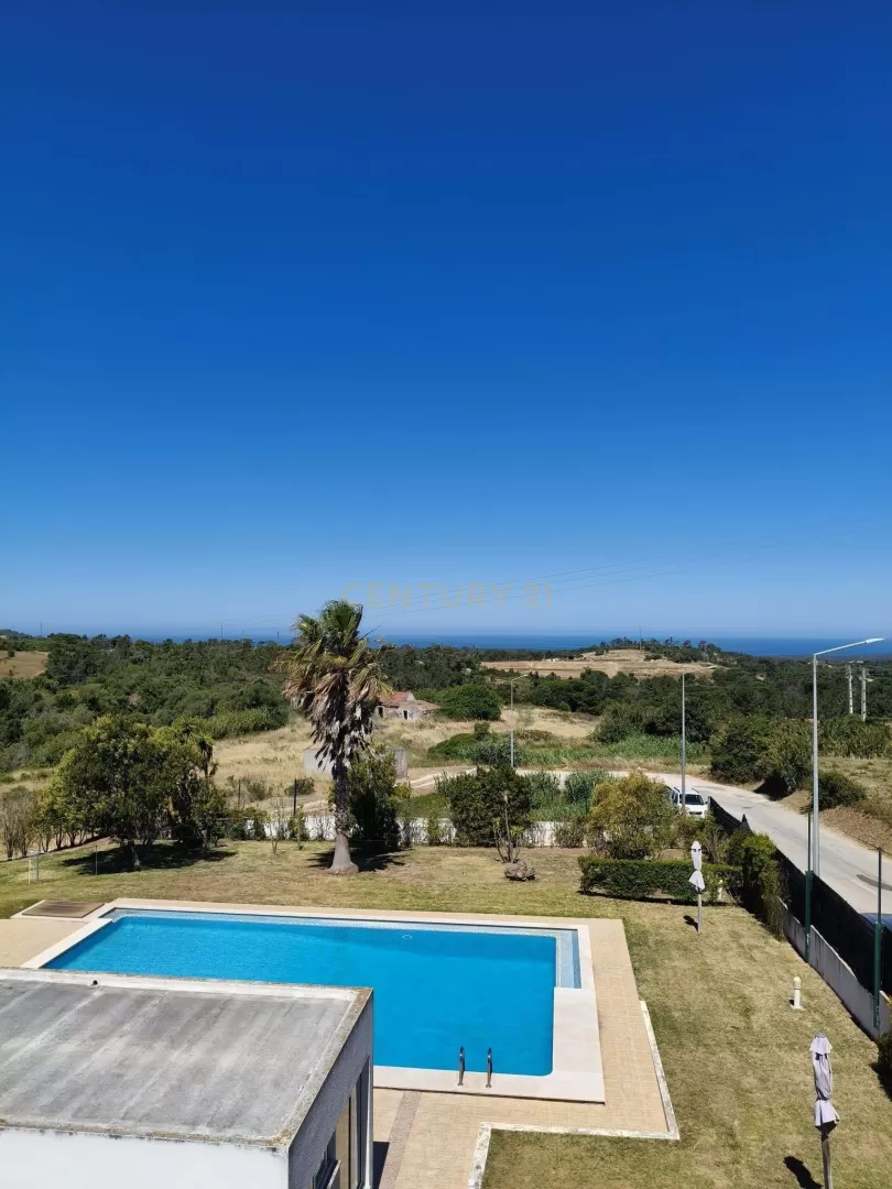 Apartamento T4 transformado em T3 no Zambujal (Sesimbra) em condomínio privado