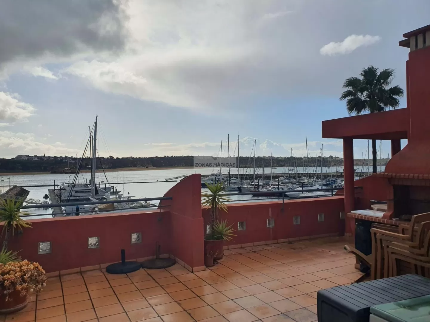 Apartamento T2 na Marina de Portimão com ampla varanda, vista marina, 2 estacionamentos e arrecadação