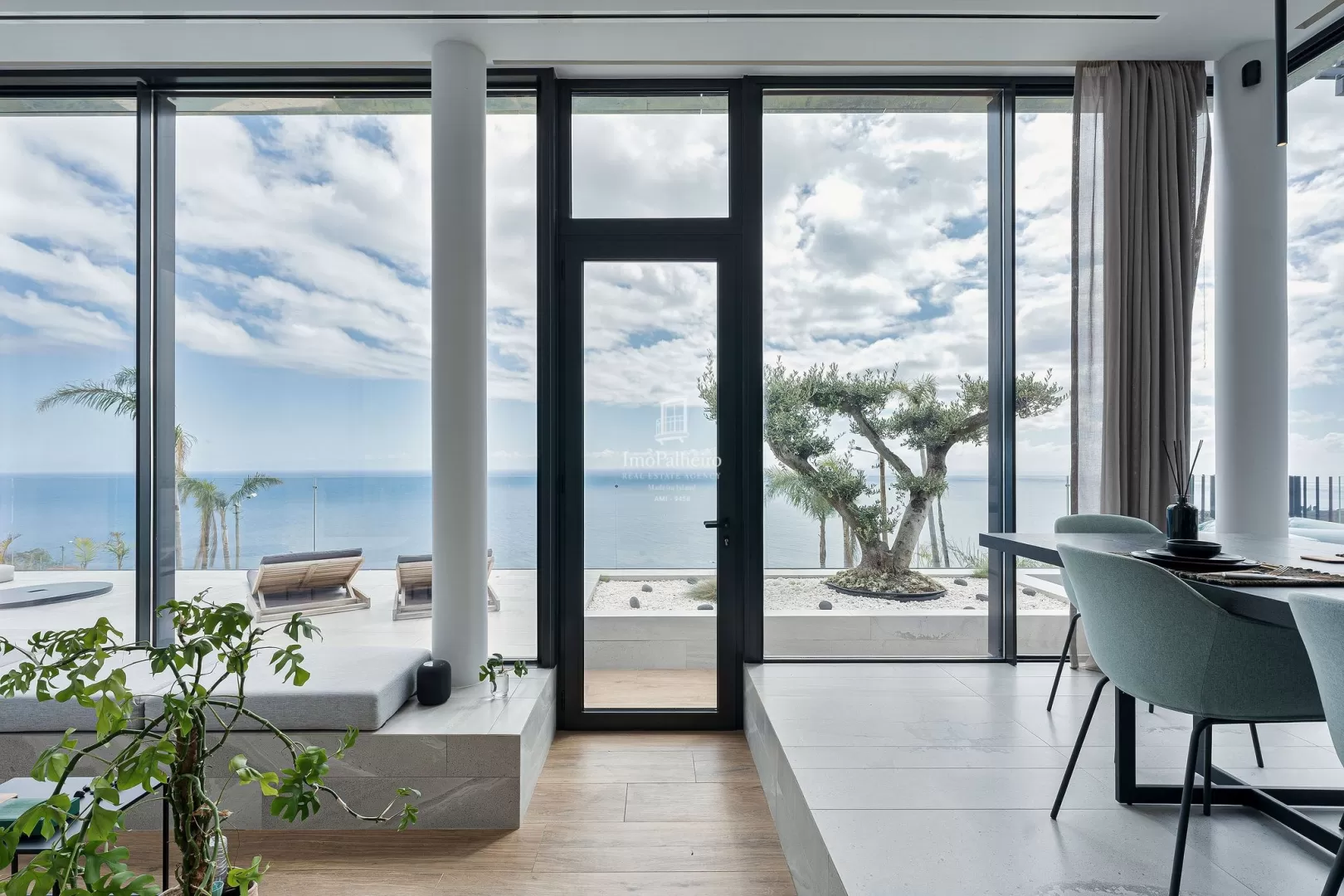 Saudade I ? Vila Contemporânea à Beira-Mar com Piscina Infinita e Arquitetura Refinada na Madeira