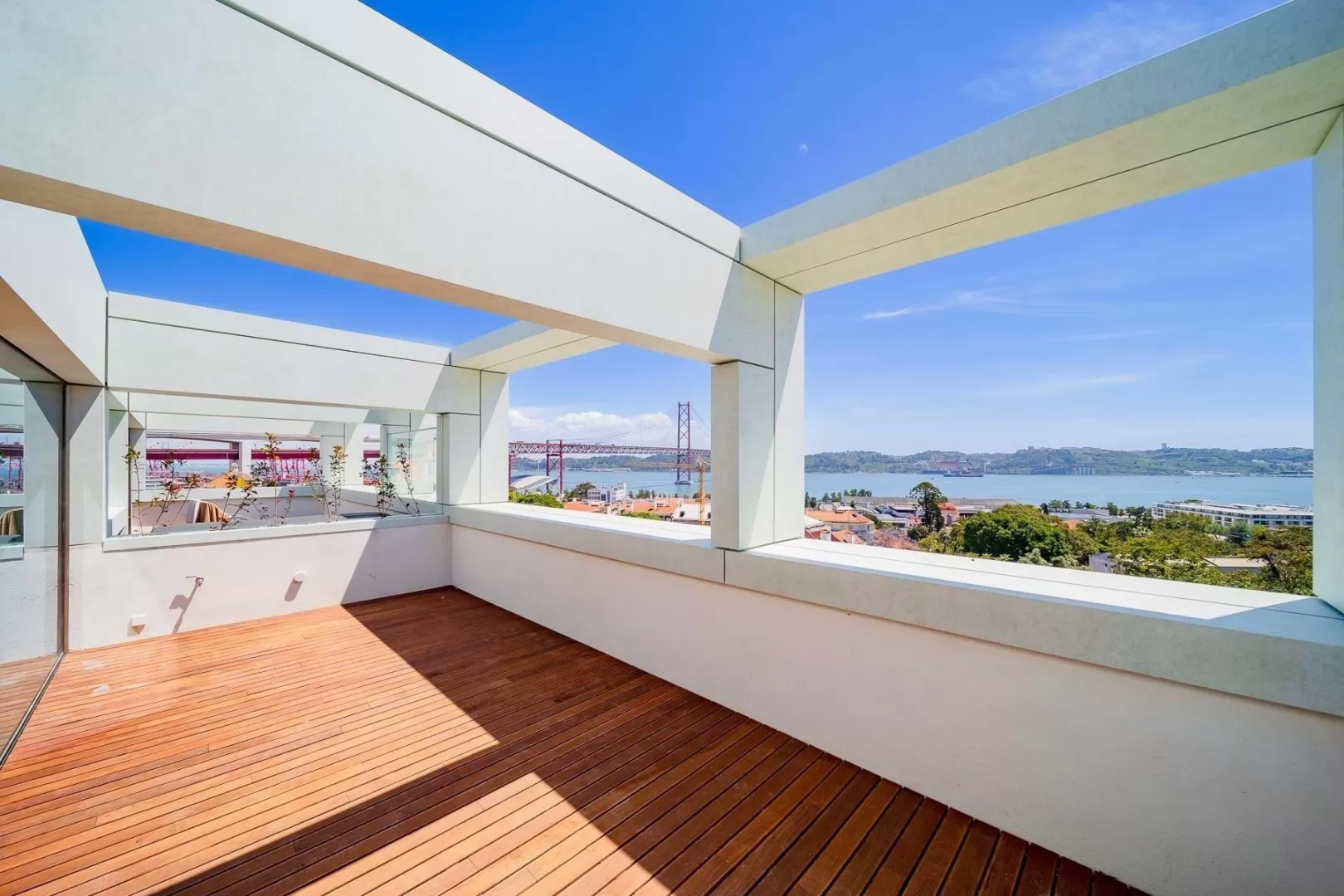 Moradia T5 com Vista Rio e Jacuzzi Privativo em Alcântara