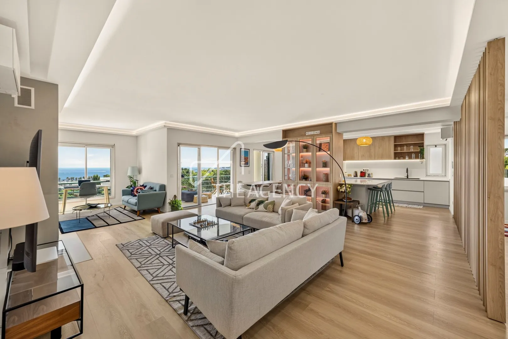 Penthouse T5 no Centro do Estoril. Terraço privado com vistas de 180° sobre o Atlântico